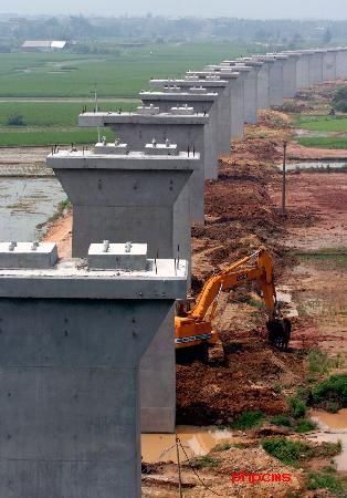 该桥跨温厚高速公路,跨原有的浙赣铁路和京九铁路,是浙赣铁路电气化