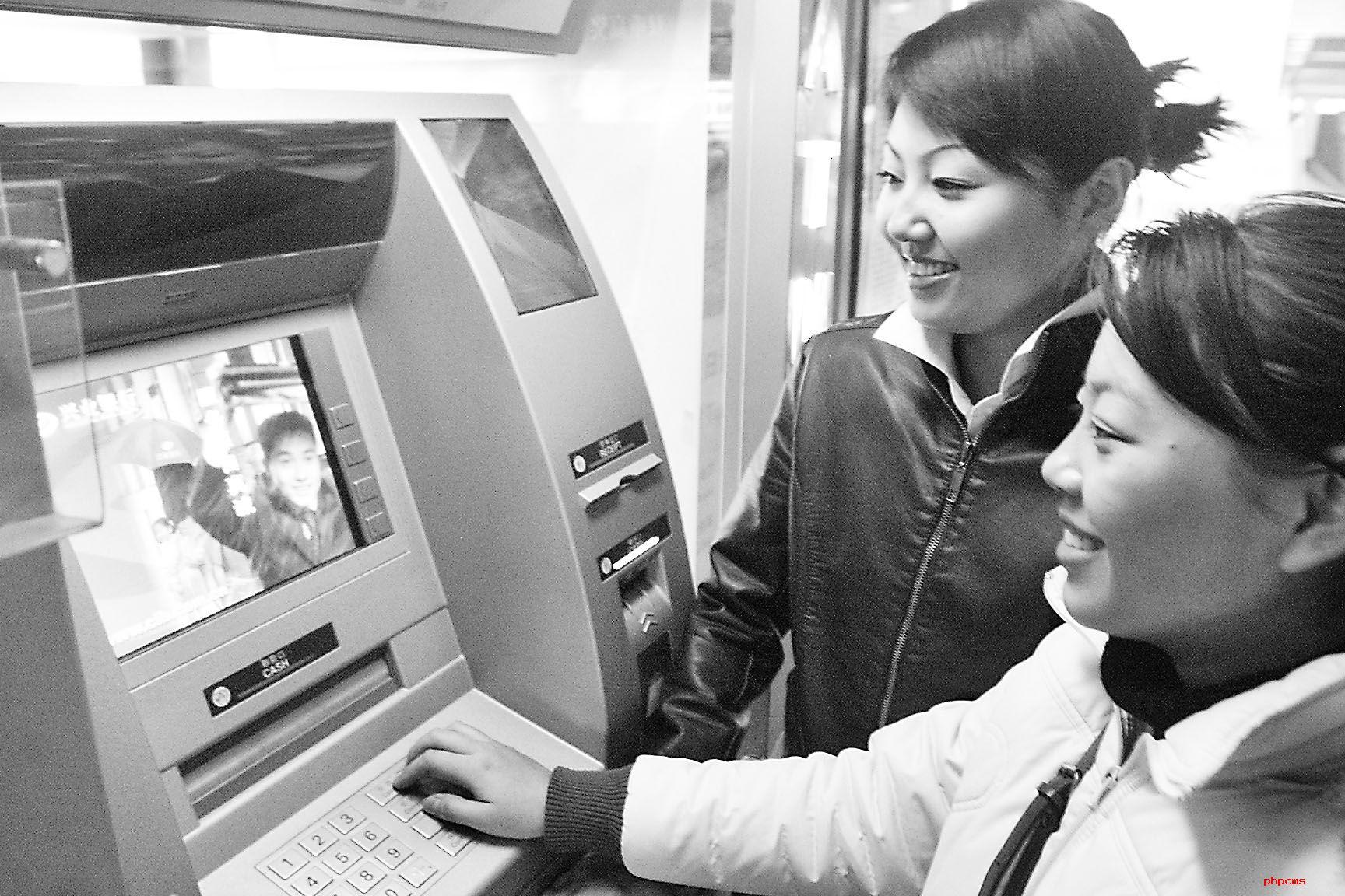 轻轨站新设取款机（图）