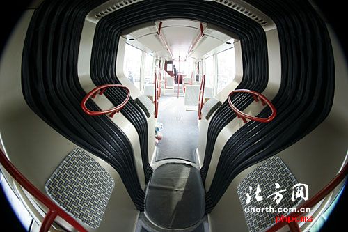 部分座椅的背面和两节车厢的连接处还有靠垫,供站立的乘客倚乘使用