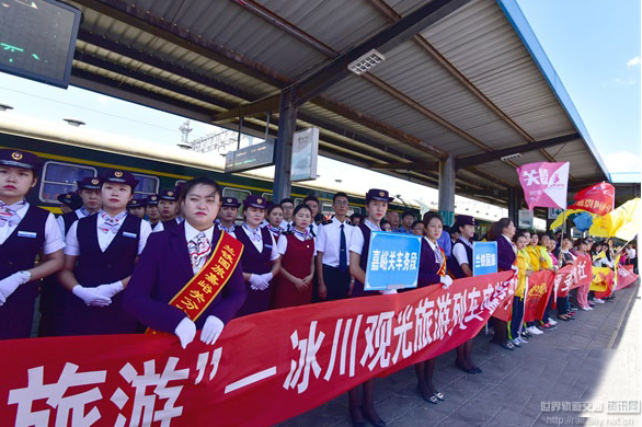 甘肅“七一”冰川迎來首趟觀光旅游列車