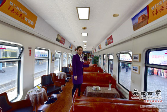 甘肃“七一”冰川迎来首趟观光旅游列车