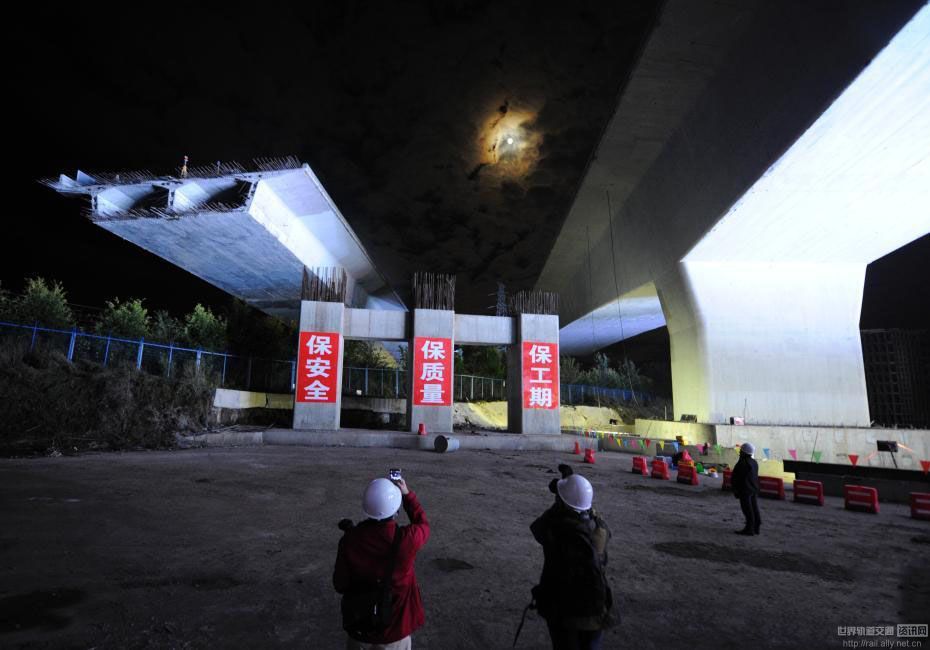 中国东北吨位最重转体桥完成“空中转体”