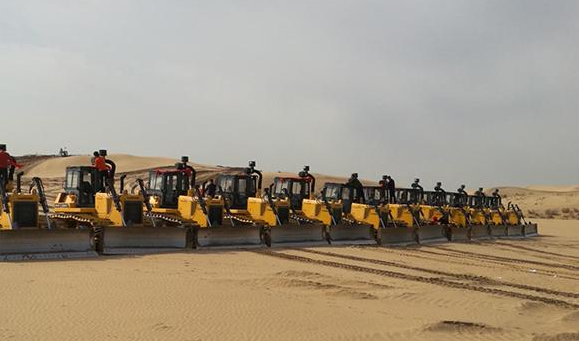 柳工助力中国沙漠光伏建设