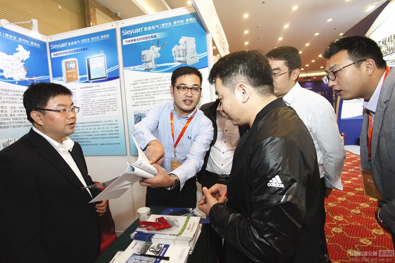 “2016年第七届中国铁路电气化技术与装备交流大会”与会人员参观企业展会