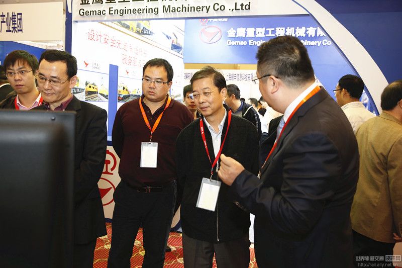 “2016年第七届中国铁路电气化技术与装备交流大会”领导参观企业展会