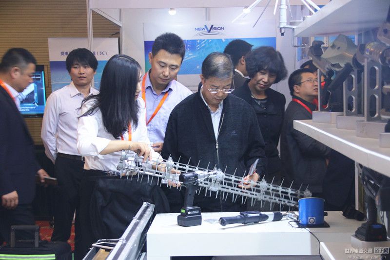 “2016年第七届中国铁路电气化技术与装备交流大会”领导参观企业展位