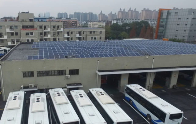 上海首个光伏发电公交场站启用 真正零排放