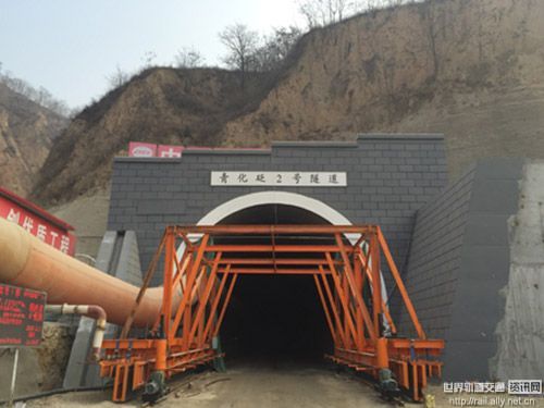 中铁二十局蒙华铁路7标一工区青化砭2号隧道进口以稳定推进度,以团结