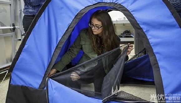 美国高中生为流浪汉设计太阳能帐篷 