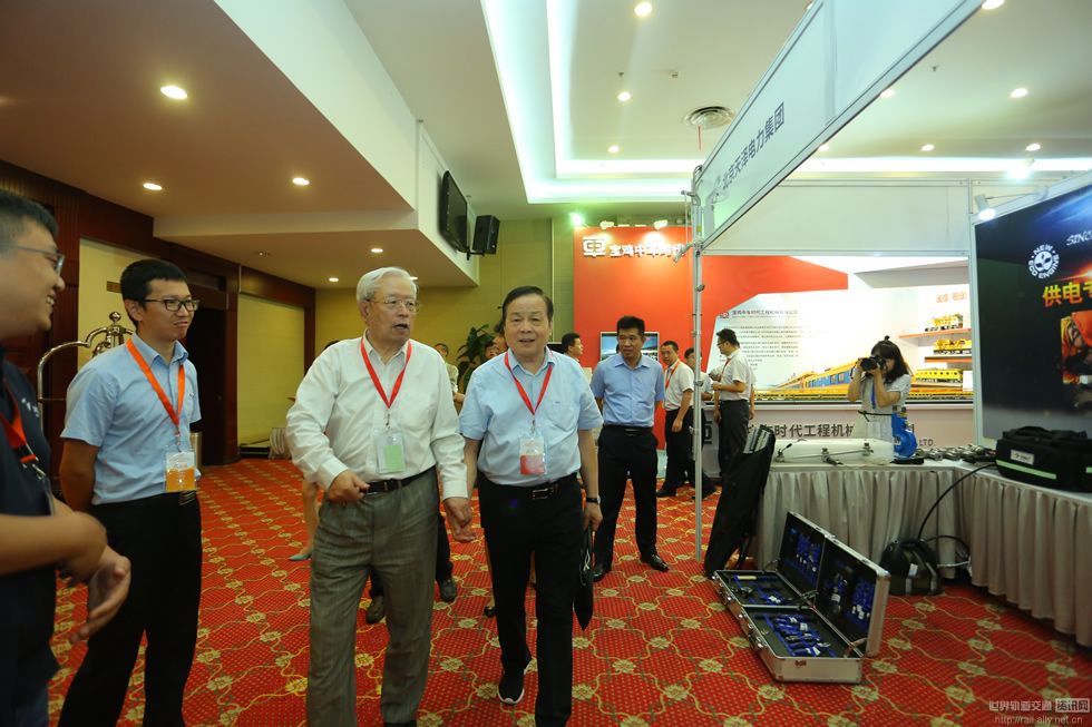 国林部长与宋凤书副会长参观各企业展台
