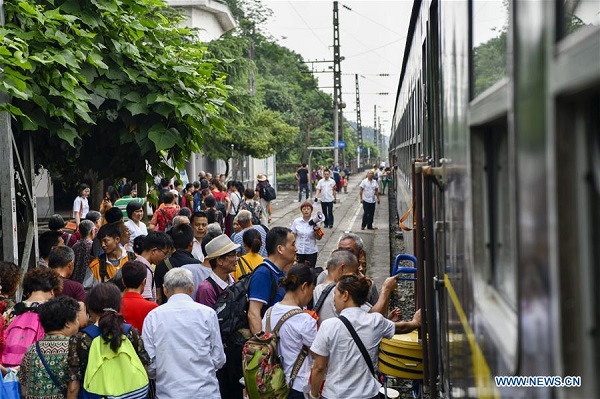 Low-speed green trains still in operation in SW China