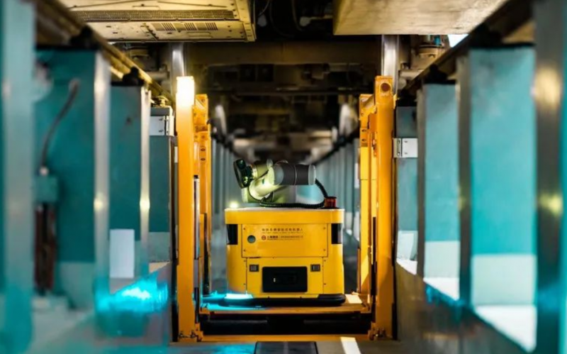 上海地铁智能机器人“接班”传统车辆巡检