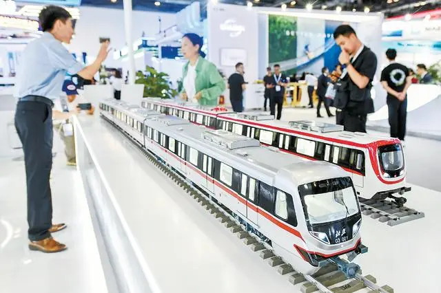 一批轨道交通新车新技术在京亮相 