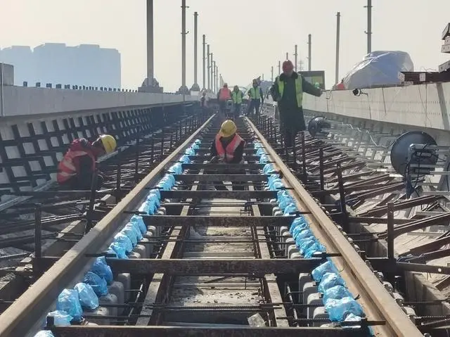 天津市轨道交通Z4线高架段轨道施工实现首战告捷